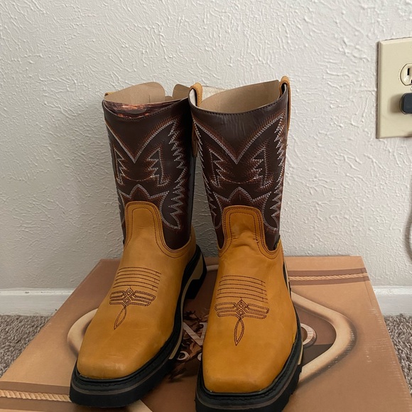 Boots - Picture 3 of 4